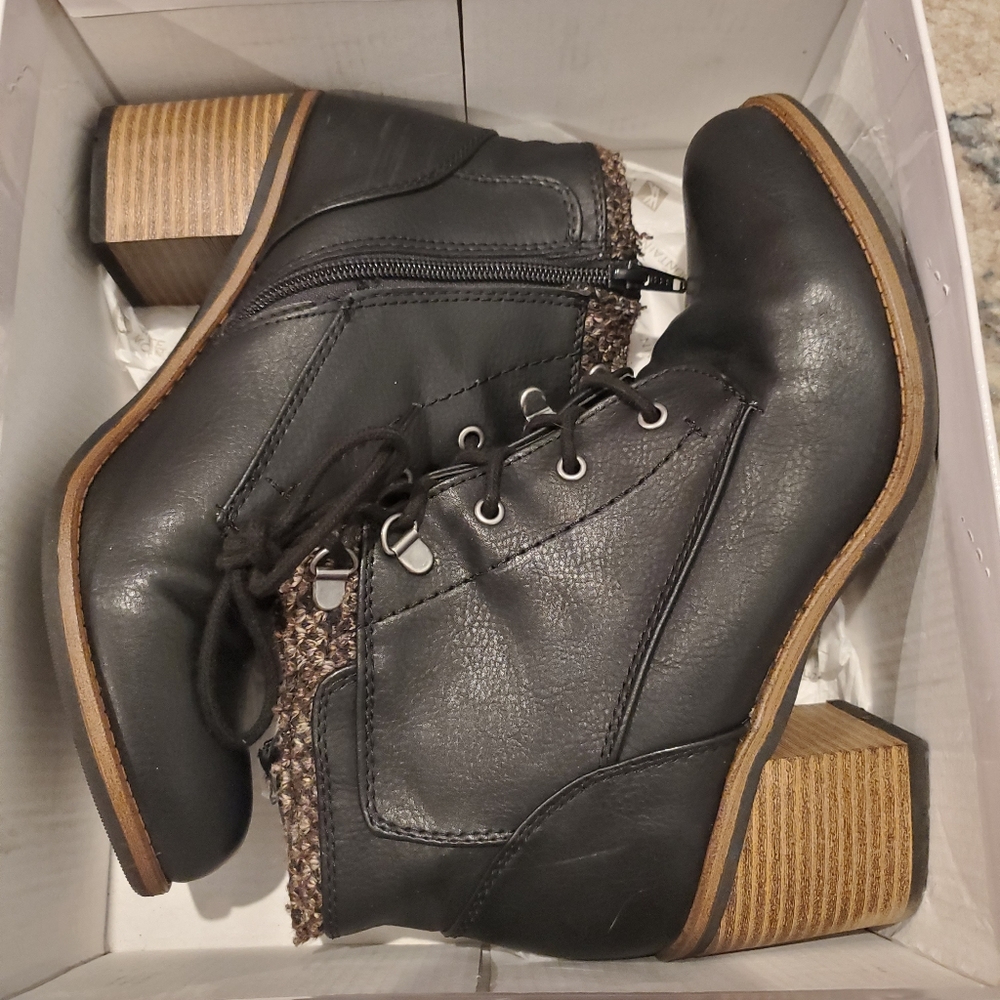 Zip-up heeled booties